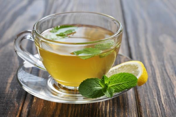 Przygotuj zdrową herbatę zieloną miętę