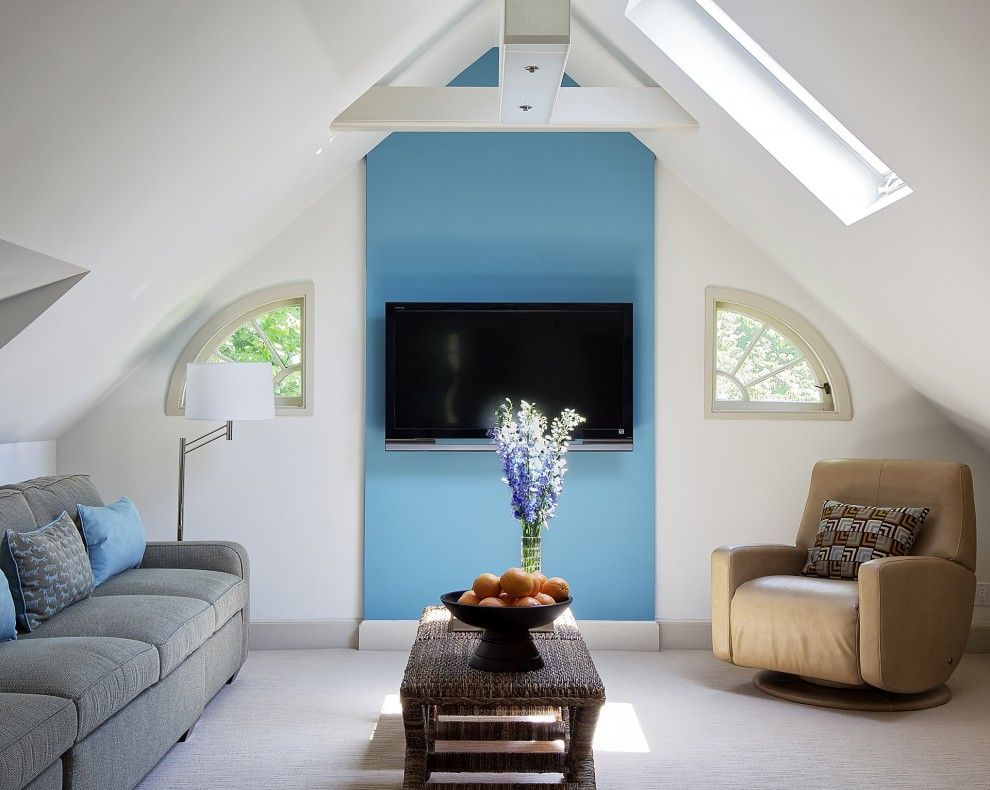 Část stěny určená pro umístění televize je natřena sytou modrou barvou
