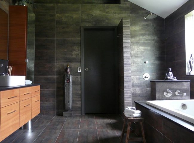 Badezimmer in dunklen Farben: Türen, Boden, Wände sind in Graphitfarbe hergestellt