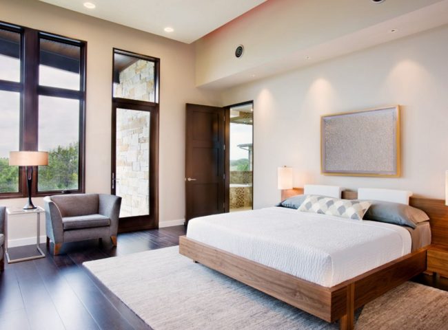 Klassische Schlafzimmerfarbgebung: dunkles Holz (Türen, Fensterrahmen, Lampe, Bett und Boden) und helle Wände