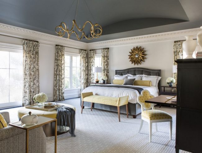 Klassisches graues Schlafzimmer: dunkle Decke, gelbe Polsterung, graue Vorhänge und weiße Möbel