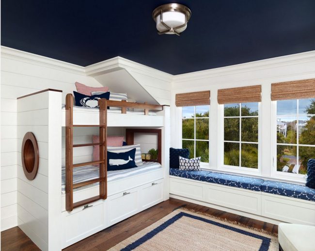 Optische Trennung von dunkler Decke und hellen Wänden mit weißem Rahmen im Kinderzimmer