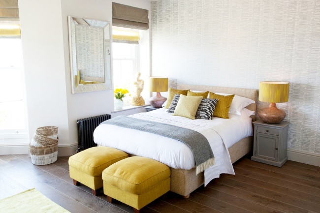 صورة مؤثرة لغرفة النوم مع استخدام الألوان الدافئة