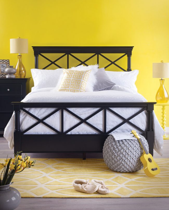غرفة نوم داخلية صفراء زاهية بأسلوب سكاندي
