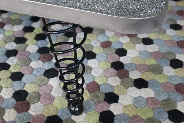 tapis motif coloré dessus de table pieds de table designer