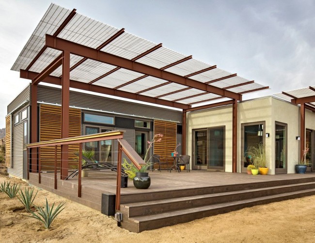 Красива поликарбонатна тераса може да се превърне в привлекателно и удобно разширение на къщата.
