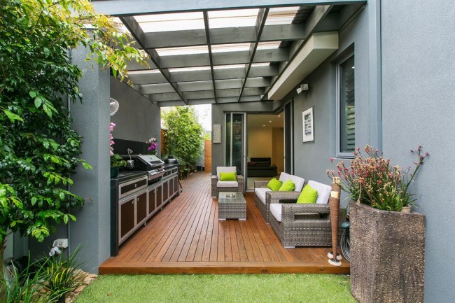 Eine Terrasse mit Polycarbonatdach schützt nicht nur vor der sengenden Sonne, sondern bietet auch Schutz vor Regen