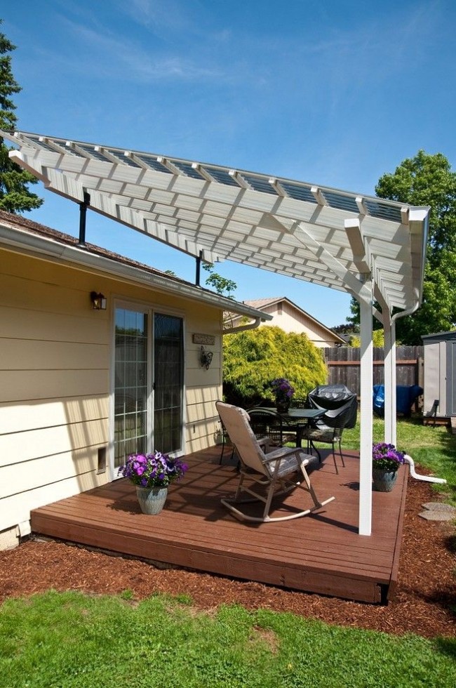 Eine kleine Polycarbonat-Terrasse ist perfekt für ein Sommerhaus
