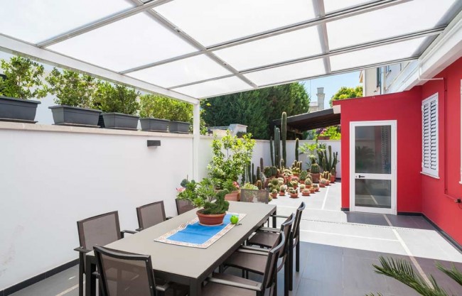 Eine Terrasse aus Polycarbonat ermöglicht es Ihnen, Zeit an der frischen Luft mit Komfort zu verbringen