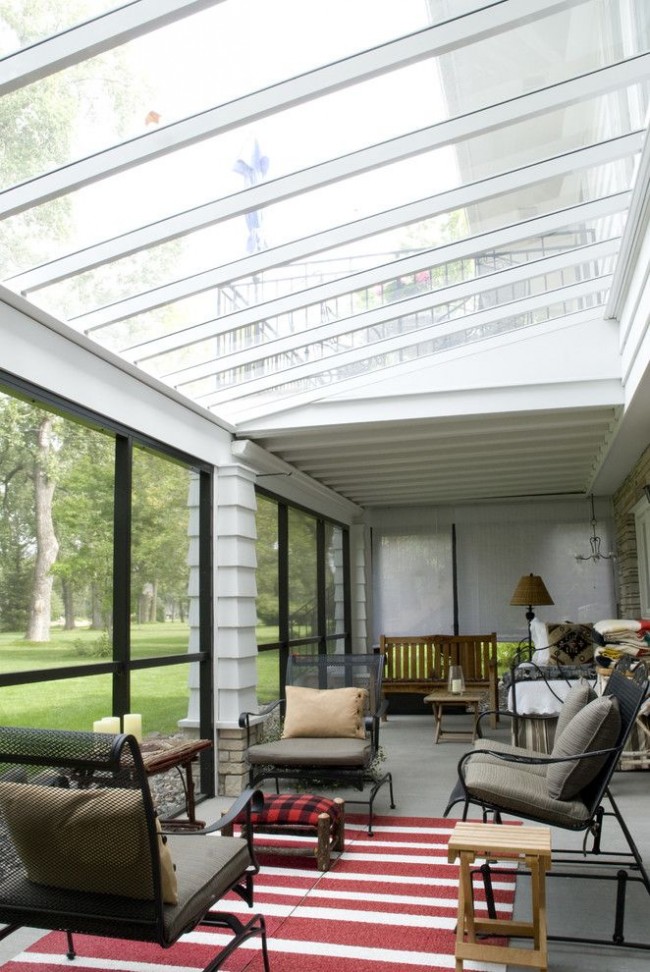 Покритата тераса с поликарбонатен покрив ще ви позволи да прекарате приятно дори през студения сезон