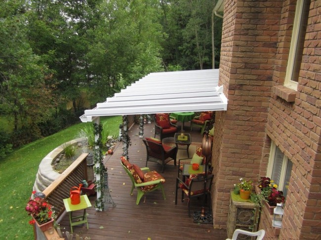Gemütliche Terrasse mit Holzboden