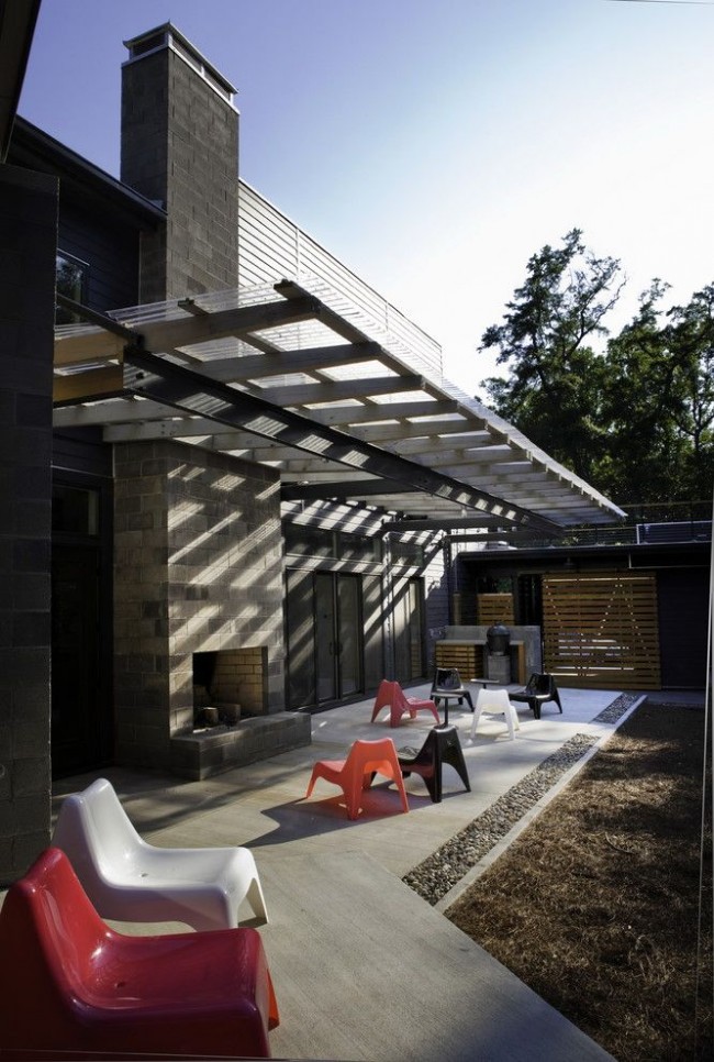 Terrasse mit Dach aus Polycarbonat im Stil der Moderne