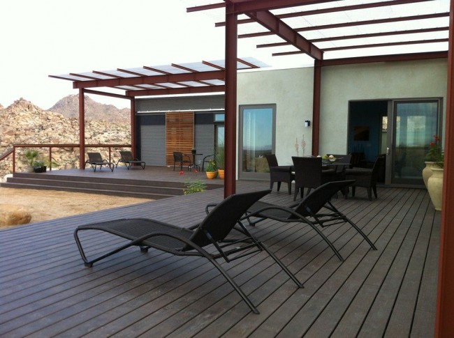 Polycarbonat-Terrasse mit stilvollen Sonnenliegen