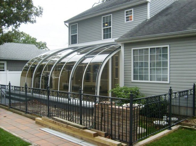 Terrasse mit mobilem Dach aus Polycarbonat