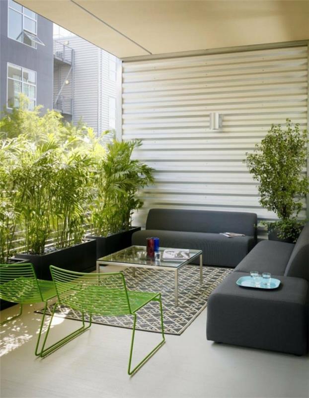 idées de conception de terrasse canapés chaises vertes plantes écran d'intimité