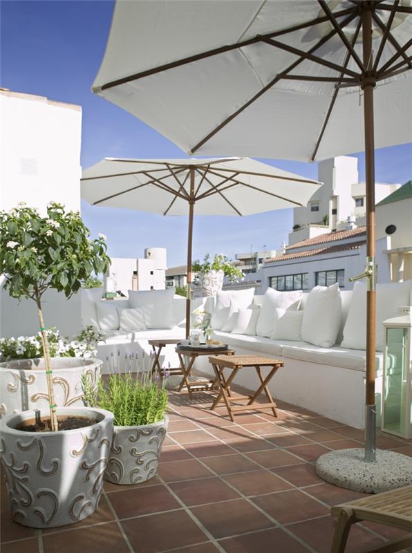 idées de conception de terrasse meubles d'extérieur blancs plantes pots de fleurs chics