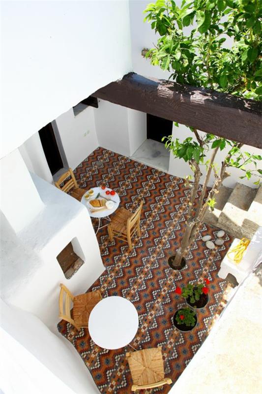 terrasses sol carreaux de mosaïque meubles en osier chaises rustique