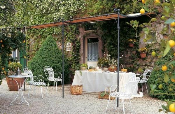 terrasse toiture pergola métal meubles de jardin