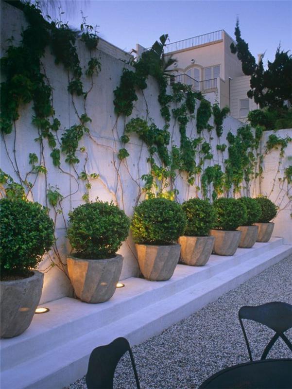 les pots de fleurs de conception de terrasse créent de belles lumières à l'extérieur
