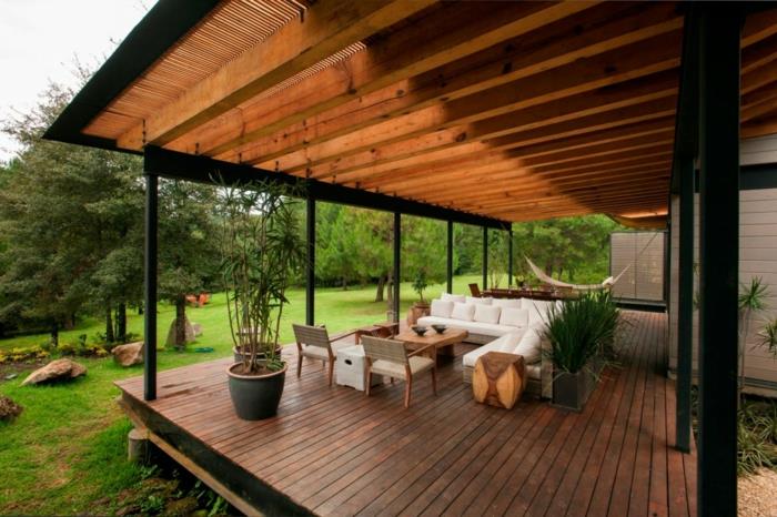 nowoczesny projekt tarasu eleganckie meble ogrodowe drewniane stołki rośliny