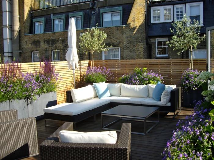 terrasse design chic mobilier d'extérieur plante blanc coussins de jardin