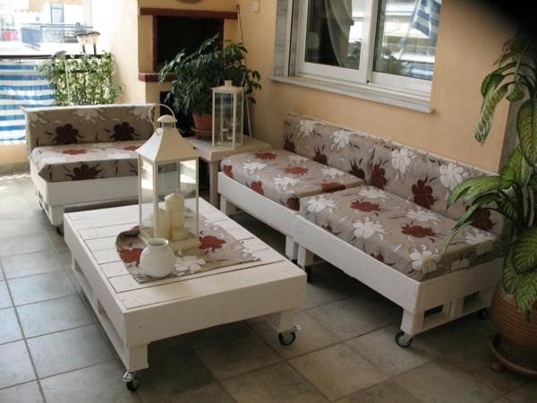 Zbuduj własną sofę z paletą mebli ogrodowych, pomaluj stolik kawowy na biało