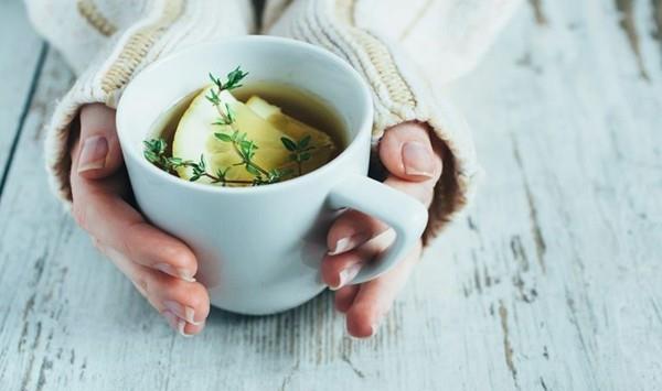 thé baume au thym et myrte avec boisson au citron