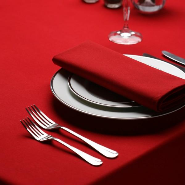 obrus czerwony świąteczny dekoracje stołu sztućce talerz obrus serwetka czerwony