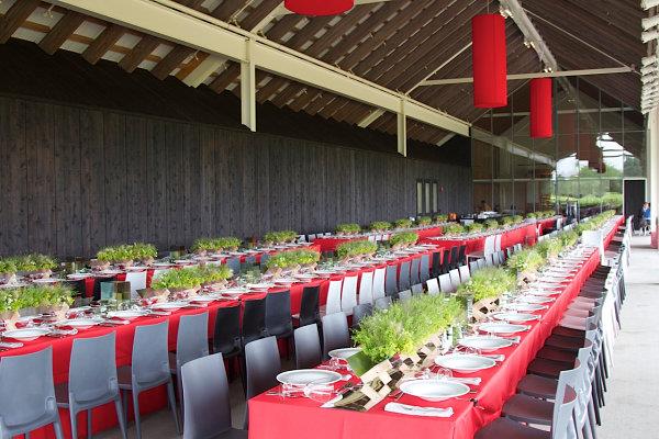 obrus czerwony świąteczny stół dekoracje restauracja ron wendt design