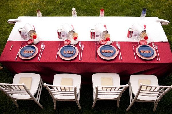 obrus czerwony świąteczny ozdoby stołu czerwony biały stół jadalny krzesła