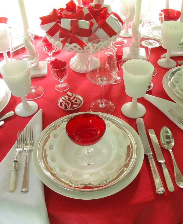 obrus czerwony świąteczna dekoracja stołu stylowy elegancki czerwony biały talerz sztućce