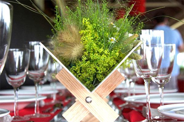 obrus czerwony dekoracja stołu stylowa dekoracja kwiatowa projekt ron wendt