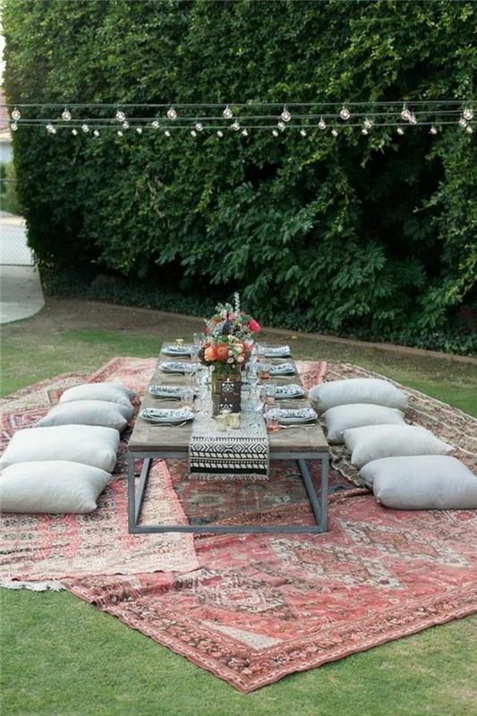 dekoracje stołu garden party kwiaty poduszki do siedzenia dywany