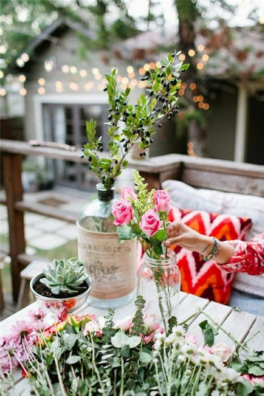 dekoracja stołu przyjęcie ogrodowe pomysły na dekoracje ogrodowe rośliny rzucają poduszkami