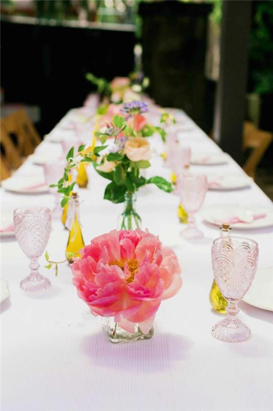 dekoracja stołu przyjęcie ogrodowe pomysły na dekoracje ogrodowe biała dekoracja stołu kolorowe kwiaty