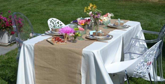 dekoracja stołu pomysły na przyjęcie w ogrodzie biały obrus dekoracja ogrodu