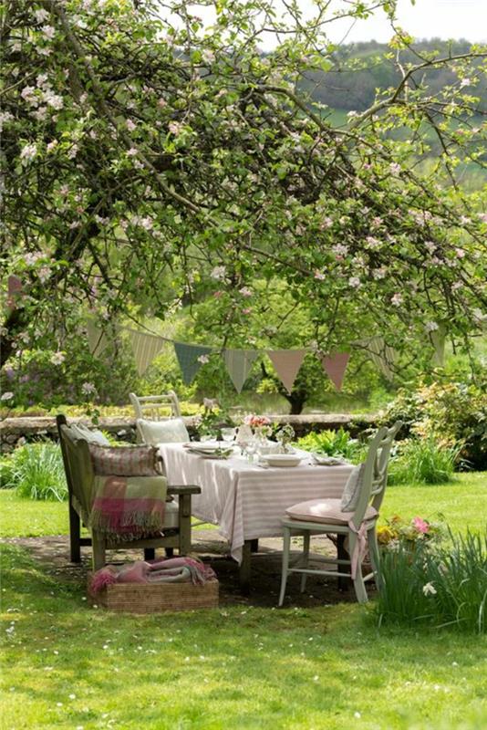 dekoracja stołu girlandy obrusowe na przyjęcie ogrodowe