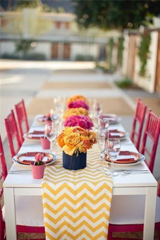 dekoracje stołu przyjęcie ogrodowe bieżnik piękne kwiaty kolorowe krzesła ogrodowe