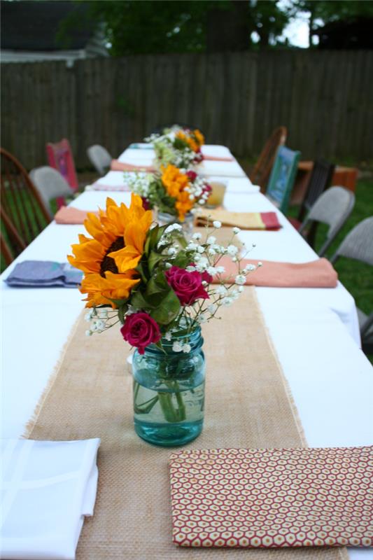 dekoracje stołu przyjęcie w ogrodzie biały obrus kwiaty pomysły na ogród