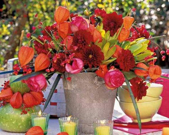 dekoracja stołu jesień z lampionem kwiat physalis róże astry