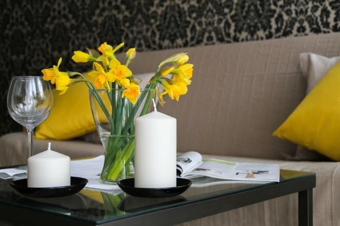 décoration de table avec des bougies pilier blanc appartement jonquilles