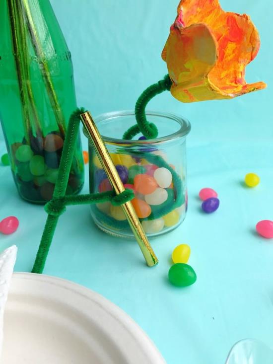 dekoracja stołu kwiaty wielkanocne majstrować z kartonem na jajka