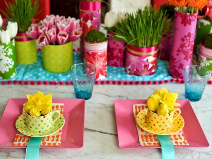 dekoracje stołu wielkanoc dekoracje stołu wielkanoc pomysły żonkile porcelanowe filiżanki do kawy różowe talerze tulipany