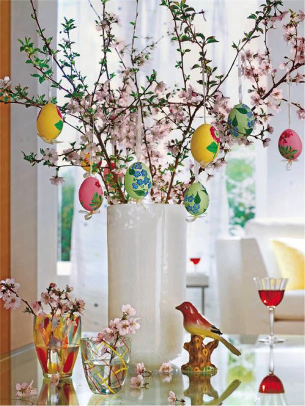 dekoracje stołu wielkanoc dekoracje stołu wielkanocnego pomysły malowanie jajek wielkanocnych wazony wiosenne gałęzie