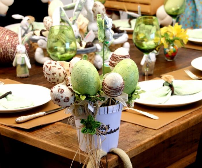 dekoracje stołu wielkanoc dekoracje stołu wielkanocnego pomysły pisanki sztuczne jajka wazony wielkanocne króliczki