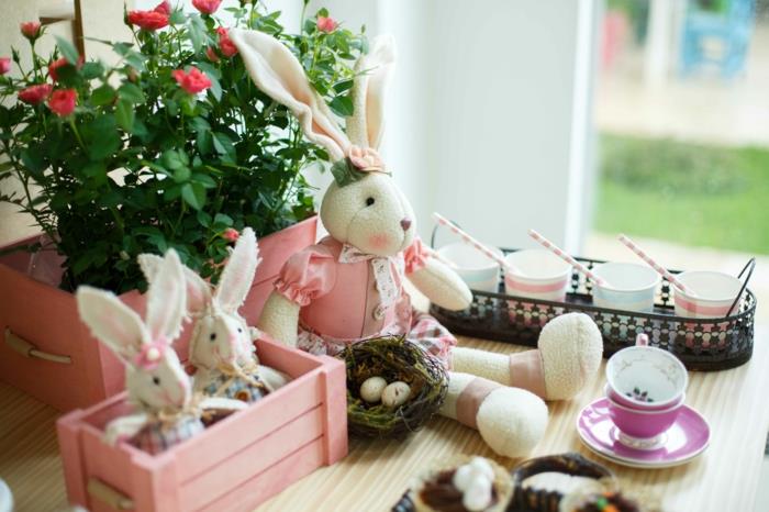 dekoracje stołu wielkanoc pomysły na dekorację stołu wielkanoc jajka wielkanocne zające wielkanocne przytulanki jajka przepiórcze gniazdo drewniane pudełko pastelowe kolory różowy