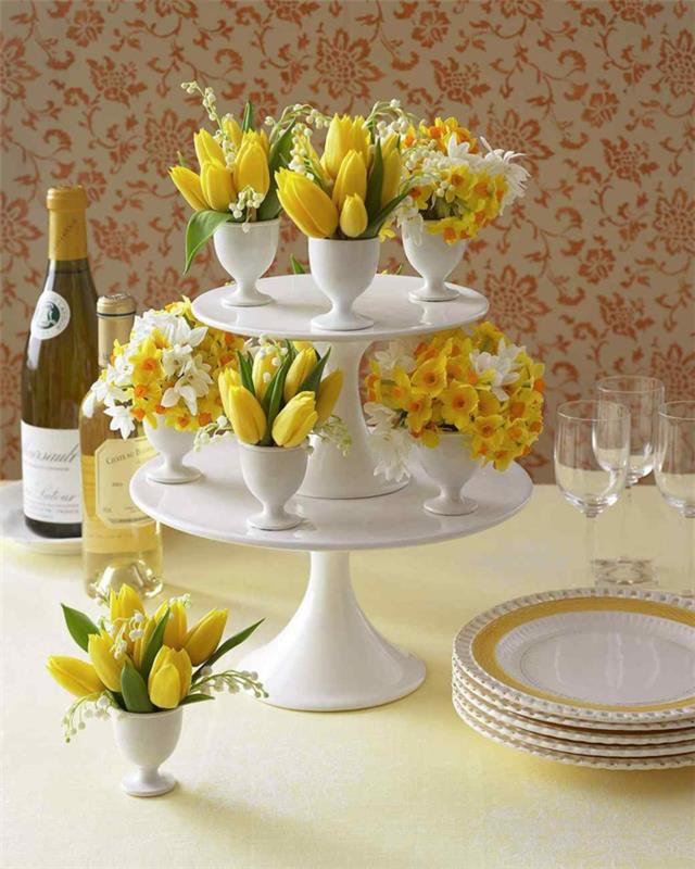 Pomysły na dekorację stołu wielkanocnego Stojak na tort Filiżanka do jajek porcelana żółte żonkile tulipany