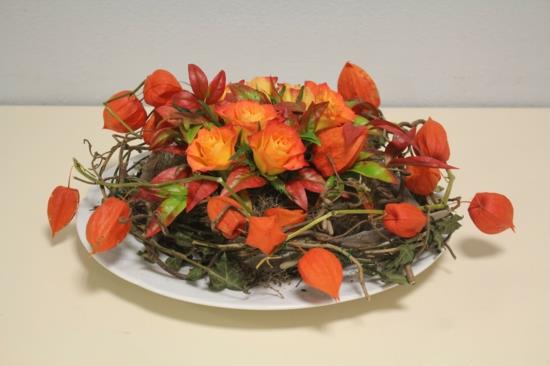 dekoracje stołu róże lampion kwiaty