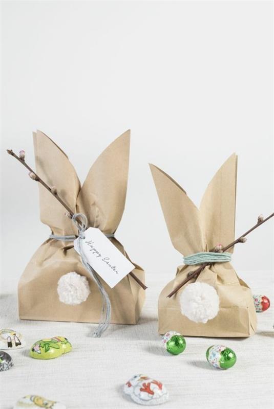 les décorations de table font des lapins de Pâques avec des sacs