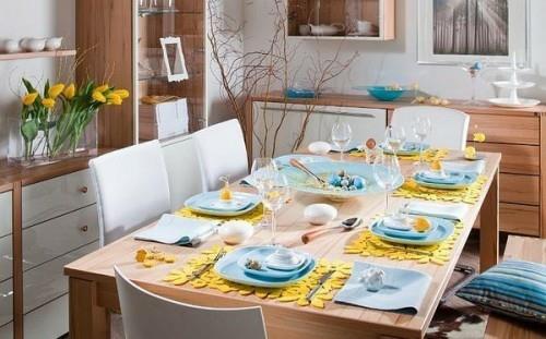 décorations de table pour pâques assiettes bleues tapis jaunes